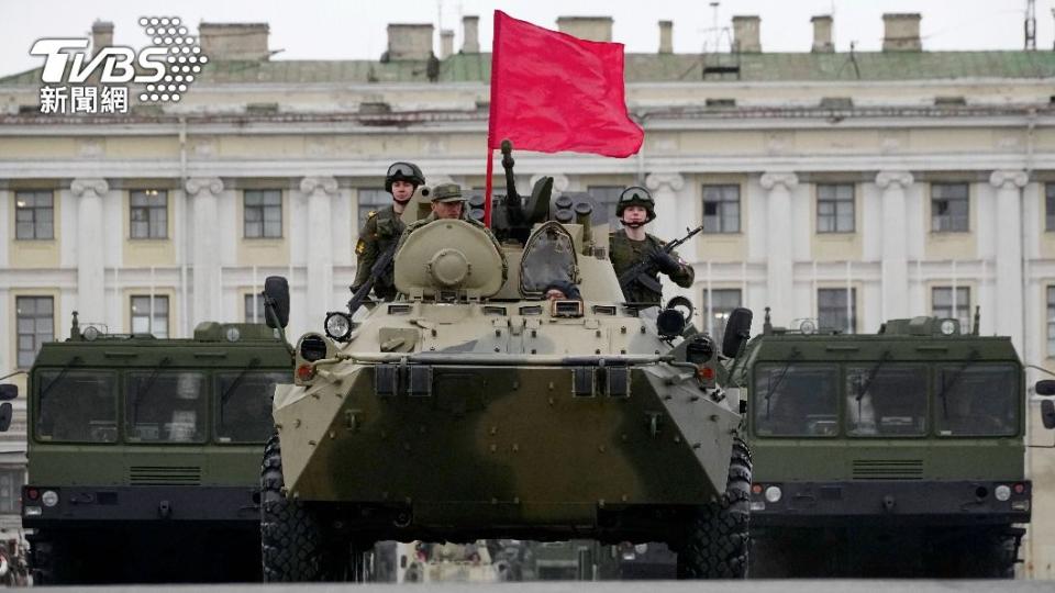 俄軍在冬宮廣場舉辦閱兵預演。（圖／達志影像美聯社）