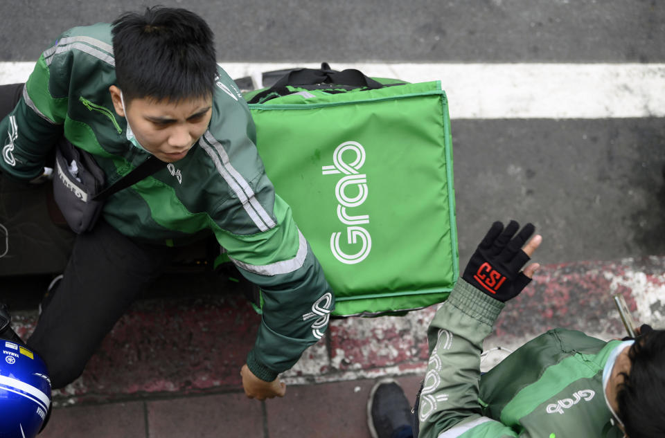 BANGKOK, THAILAND - 2021/04/20: A Grab motorcycle rider seen making delivery.
During the Covid-19 pandemic the Grab home food delivery service network has expanded with thousands of former motorcycle taxi riders nationwide changing to the Grab delivery service via the online Grab App. Customers can order their favorite Thai and western foods online from a variety of local and popular restaurants in Bangkok. (Photo by Paul Lakatos/SOPA Images/LightRocket via Getty Images)