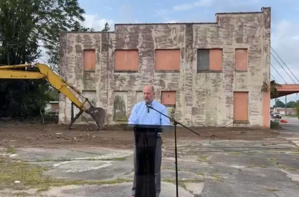 Mayor Lester Miller speaks at a press conference on Wednesday ahead of the demolition of a blighted building on Houston Avenue.
