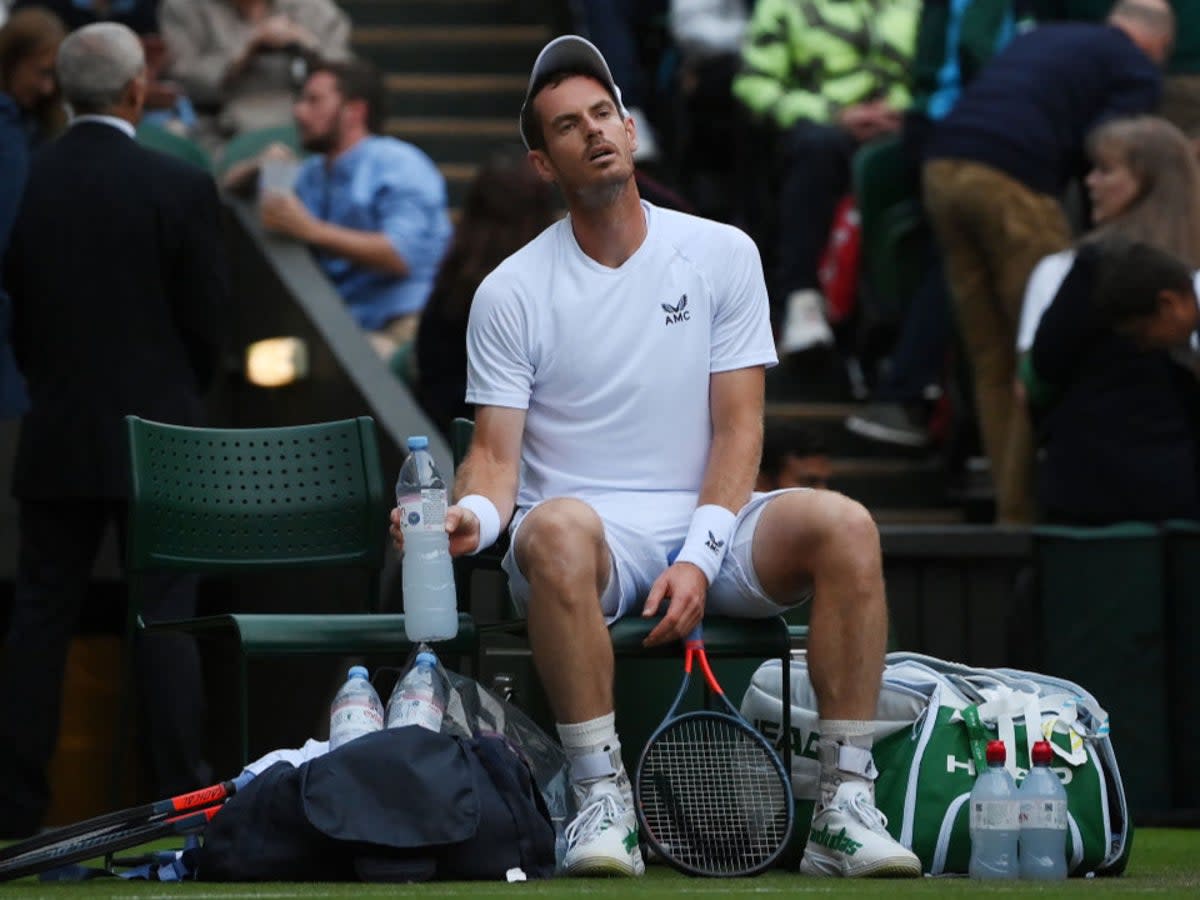 Andy Murray reacciona al cierre del techo de la pista central (Getty Images)