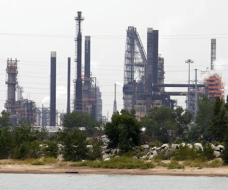 A British Petroleum oil refinery sits on the shore of Lake Michigan in Whiting, Indiana, August 15, 2007. REUTERS/John Gress