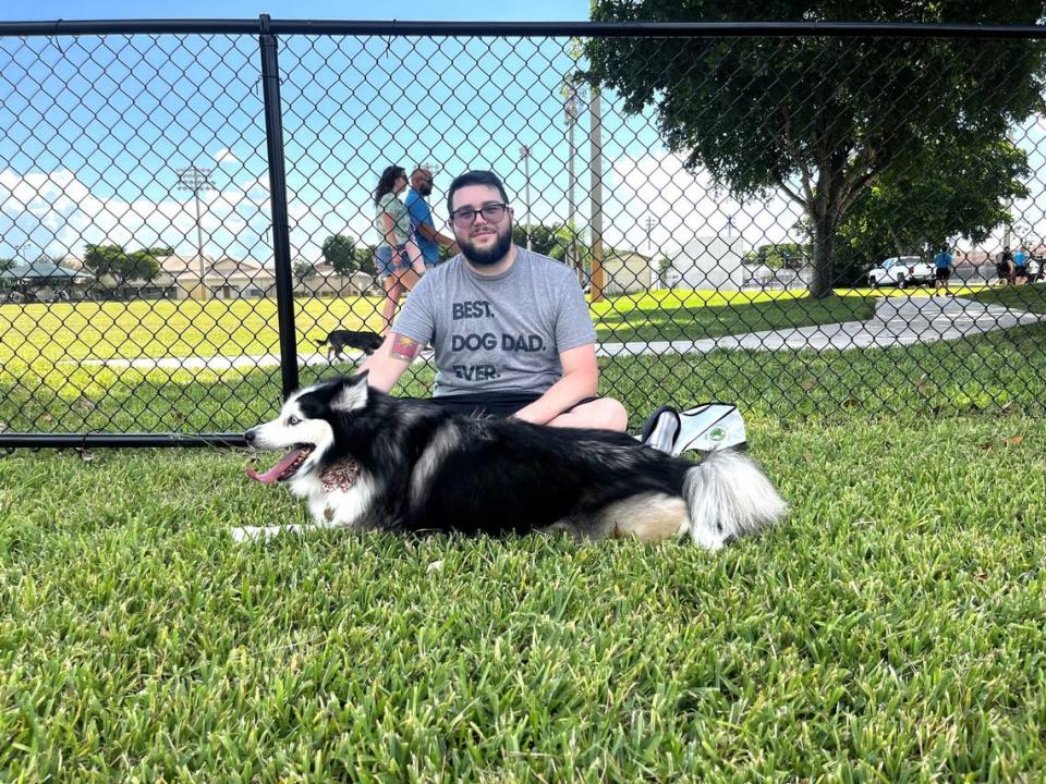 Luna, una Pomsky, de 4 años y medio, luce extenuada después de haber disfrutado el parque para perros que ha adecuado la alcaldía de Hialeah en Goodlet Park. Su dueño Christopher Sánchez la acompaña Verónica Egui Brito /vegui@elnuevoherald.com