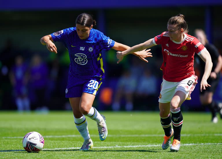 Sam Kerr domina la pelota ante la marca de Hannah Blundell 