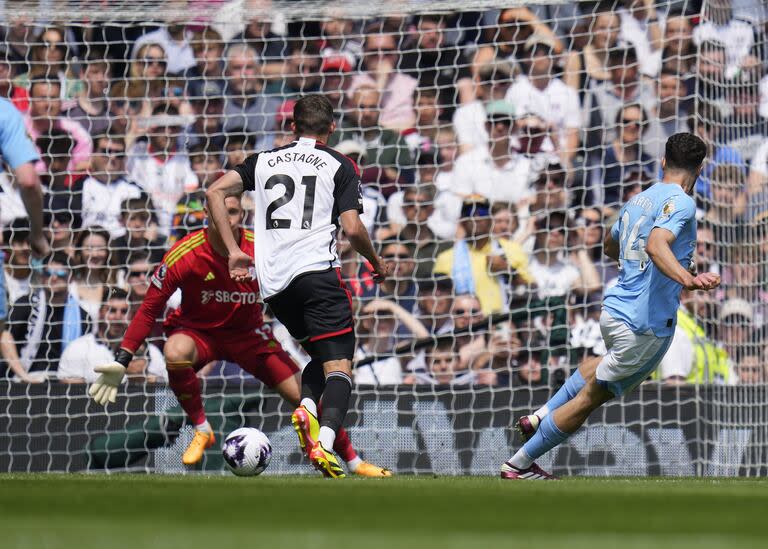 Josko Gvardiol define con el pie derecho, luego de una pared con De Bruyne; es el 1 a 0 para Manchester City ante Fulham