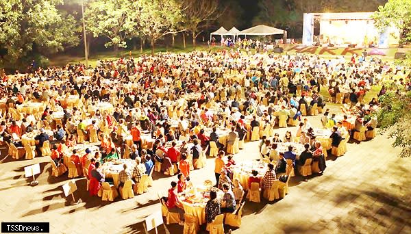 六堆秋收祭活動，上千人共饗食福宴，場面盛大。