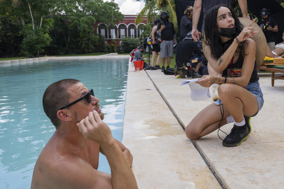 En esta imagen proporcionada por Amazon/MGM Studios el actor Channing Tatum, izquierda, y a la directora Zoë Kravitz en el set de "Blink Twice". (Carlos Somonte/Amazon-MGM vía AP)