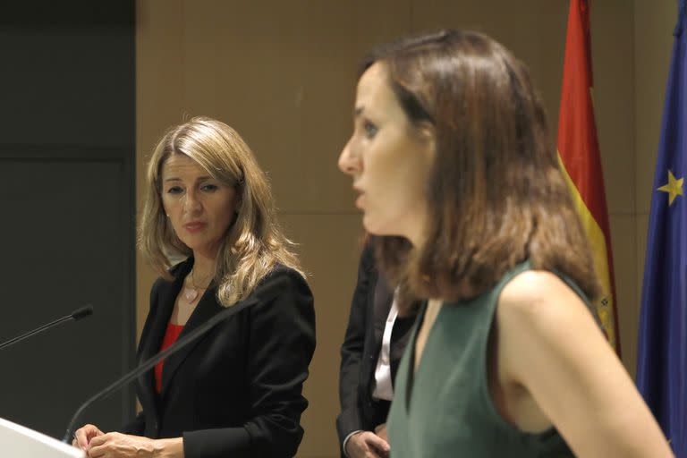 Yolanda Díaz junto a Ione Belarra en un acto de gobierno