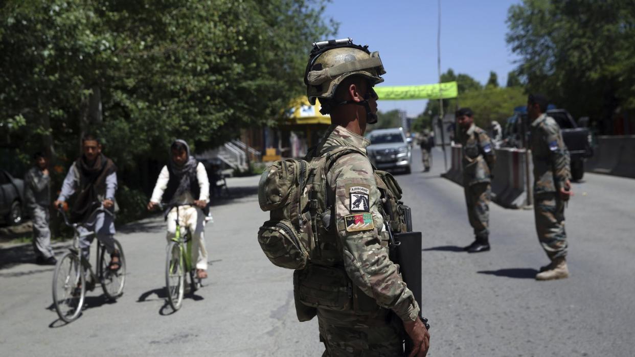 Ein afghanischer Soldat steht auf einer Straße Wache. Die Taliban haben in der südafghanischen Provinz Helmand eine Offensive gestartet. (Symbolbild)