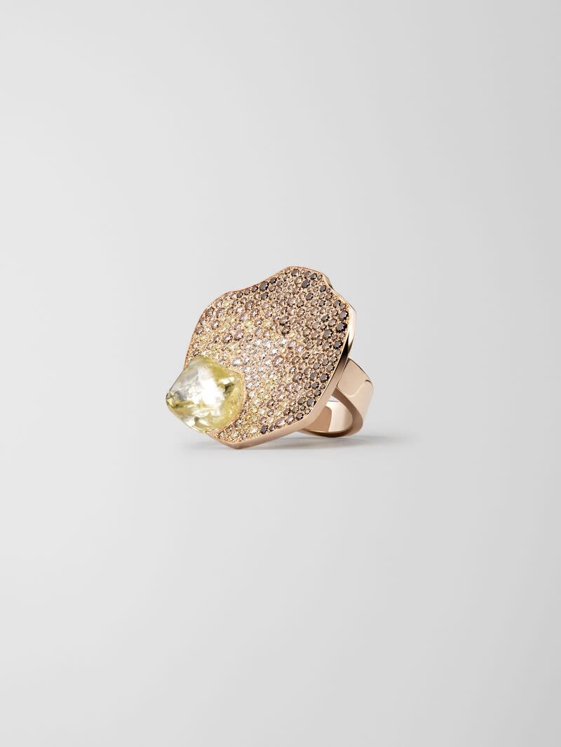 LUMIERES BRUTES 系列戒指 玫瑰金鑲嵌一顆黃鑽原石(2.1克)- 暗影部分爲白鑽、黃鑽及褐鑽_NT$ 11,365,000 