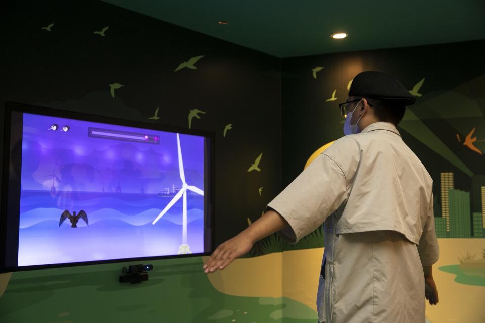 「漂鳥集—臺灣候鳥展」設有多媒體互動區，讓參展民眾透過雙手擺動，體驗鳥類躲避離岸風機、人為干擾、夜間光害及窗殺等危機。