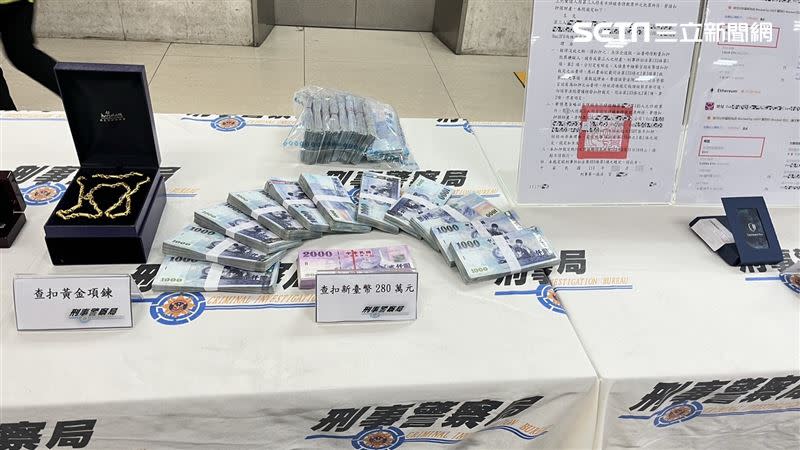 警方查扣現金39.8萬。（圖／記者李依璇攝影）