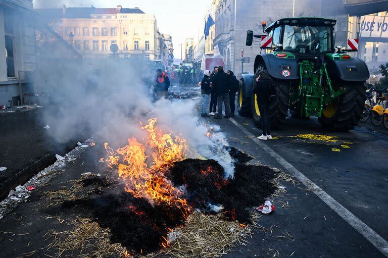 Los agricultores prendieron fuego a la plaza de Luxemburgo durante una protesta de los agricultores en el barrio europeo mientras los líderes europeos se reúnen para una cumbre de la UE en Bruselas.