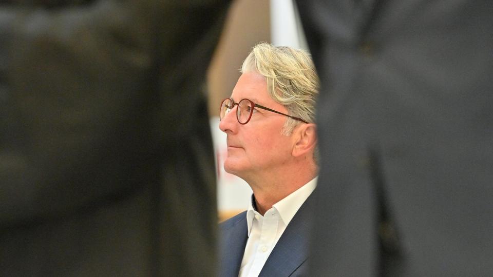 Der unter anderem wegen Betrugs angeklagte langjährige Audi-Chef Rupert Stadler steht vor dem Landgericht München.