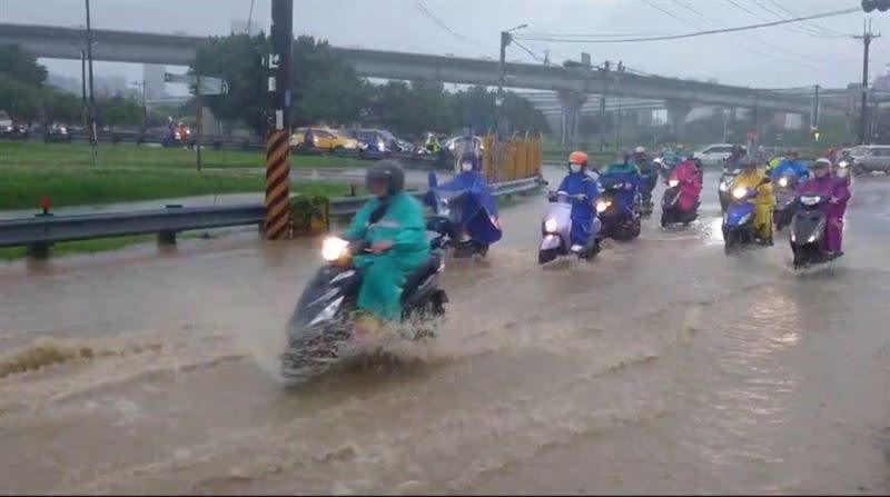 疏洪一路、疏洪十路口淹水。（圖／取自臉書）