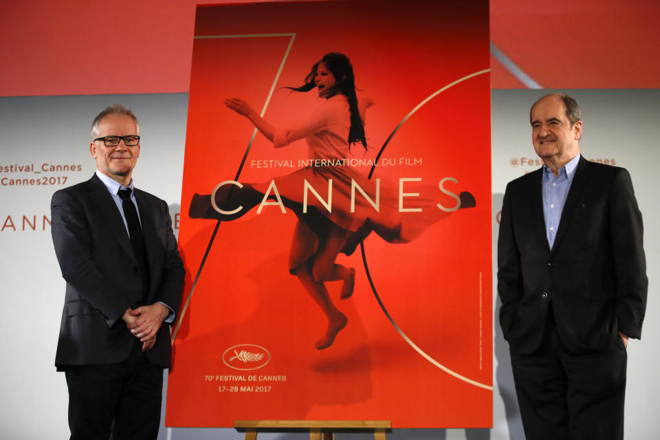 El delegado general del Festival de Cine de Cannes Thierry Fremaux, izquierda, y el presidente del Festival de Cine de Cannes Pierre Lescure durante una conferencia de prensa para anunciar la selección oficial de la 70ª edición del festival en París el jueves 13 de abril de 2017. Un proyecto de realidad virtual de Alejandro González Iñárritu y una cinta de Michel Franco forman parte de la selección. (Foto AP/Francois Mori)