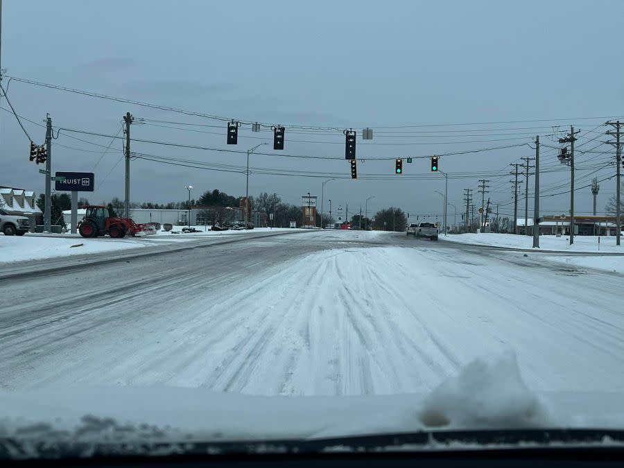 Snow on Scottsville Road near Ashley Circle in Warren County, KY (Courtesy: Warren County Emergency Management)