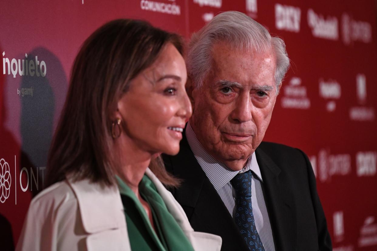 El ganador del premio Nobel de Literatura Mario Vargas Llosa (derecha), y su expareja Isabel Preysler (Photo By Fernando Sanchez/Europa Press via Getty Images)