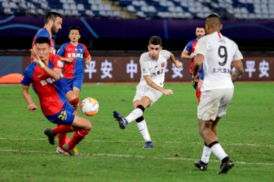 Shanghai SIPG’s Oscar takes a shot against Qingdao Huanghai