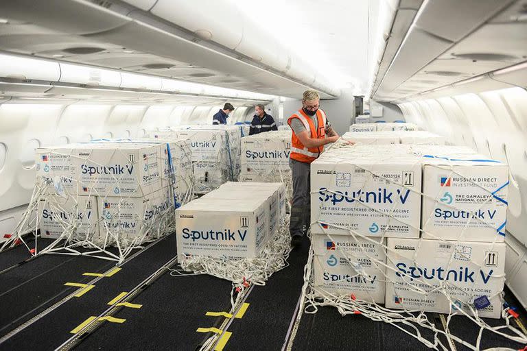 La carga del avión de Aerolíneas Argentinas con las dosis de la vacuna Sputnik V