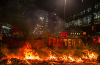 <p>Rousseff supporters hold a demonstration during the impeachment trial in São Paulo. (Photo: Cris Faga/NurPhoto via Getty Images) </p>