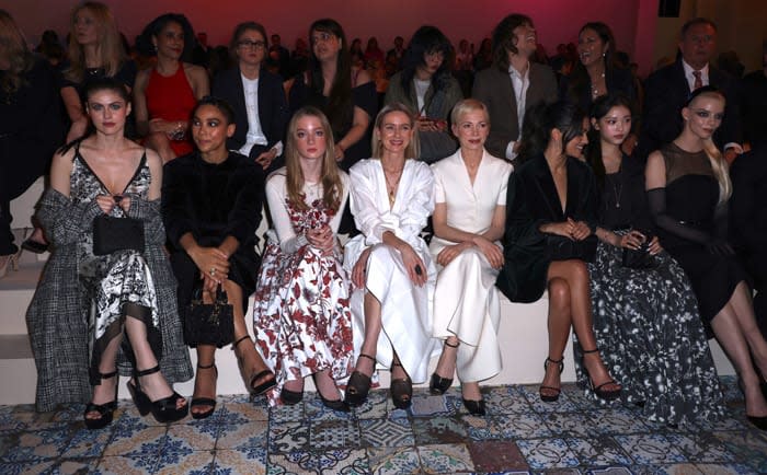 Naomi Watts en el front row de Dior con el resto de actrices invitadas