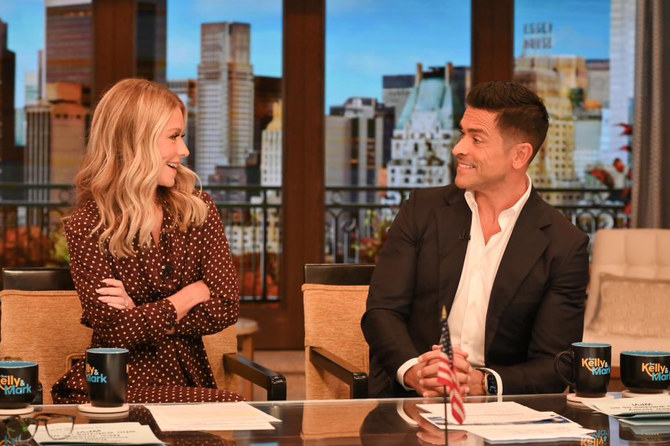 Kelly Ripa and Mark Consuelos Recall a Celebrity s Ruined Honeymoon