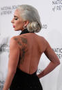 <p>Lady Gagas Rücken ist mit Tattoos einer Gänseblümchenkette und einer Monsterkralle (ein Tribut an ihre Fans) verziert. Interessanterweise hat die Sängerin Tattoos nur auf der linken Seite ihres Körpers, weil ihr Vater sie darum gebeten hatte „eine Seite ein wenig normal“ zu lassen.<em> [Bild: Getty]</em> </p>