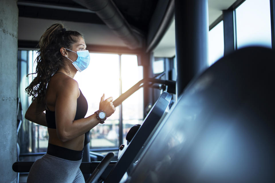 After two new CDC reports detailed COVID-19 outbreaks at gyms in Chicago and Hawaii, experts share tips on how to workout safely indoors. (Photo: Getty Images)