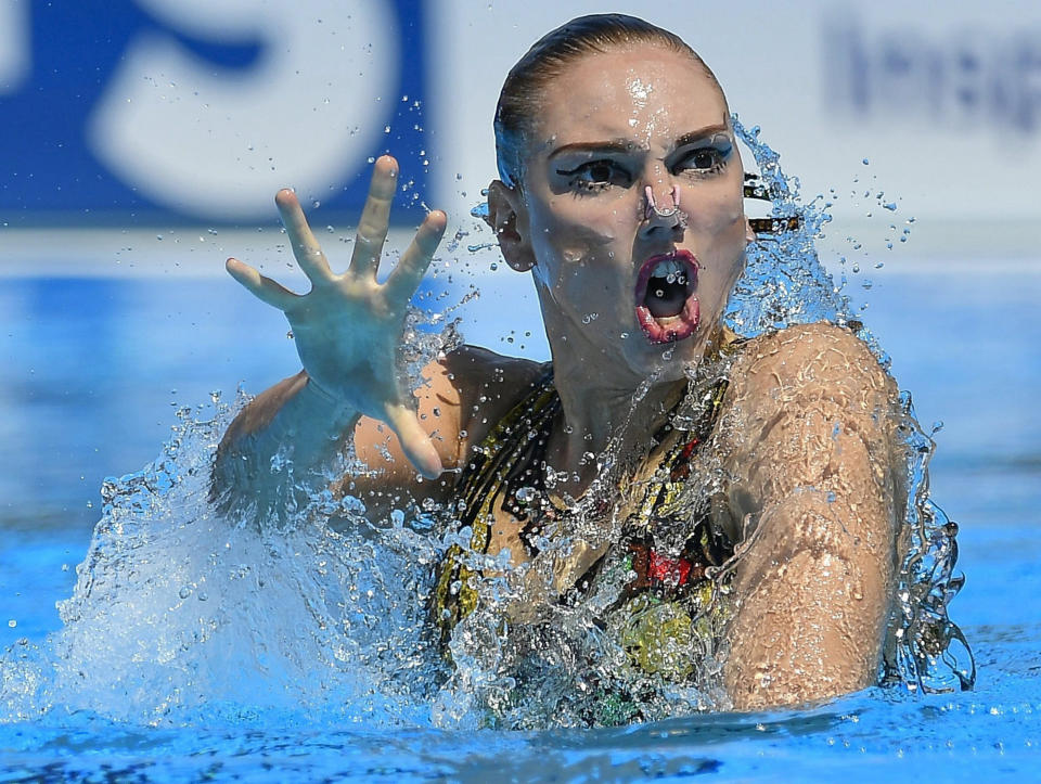 <p>Die russische Synchronschwimmerin Swetlana Kolesnitschenko holt bei der Schwimm-WM in der Disziplin Solo die Goldmedaille. (Bild: Zsolt Czegledi/MTI via AP) </p>