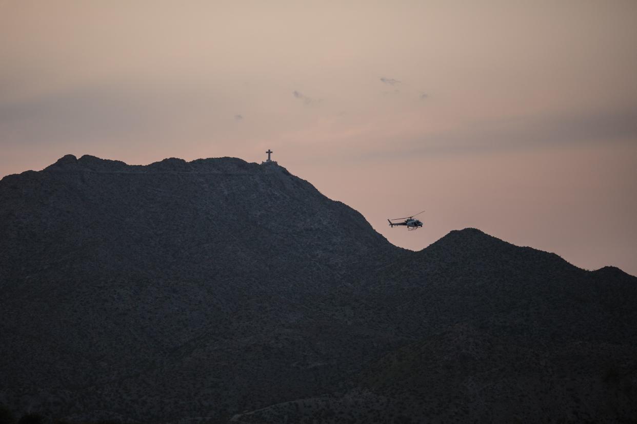 Un helicóptero de la Patrulla Fronteriza de EEUU recorre la zona fronteriza del monte Cristo Rey.(Photo by PAUL RATJE/AFP via Getty Images)