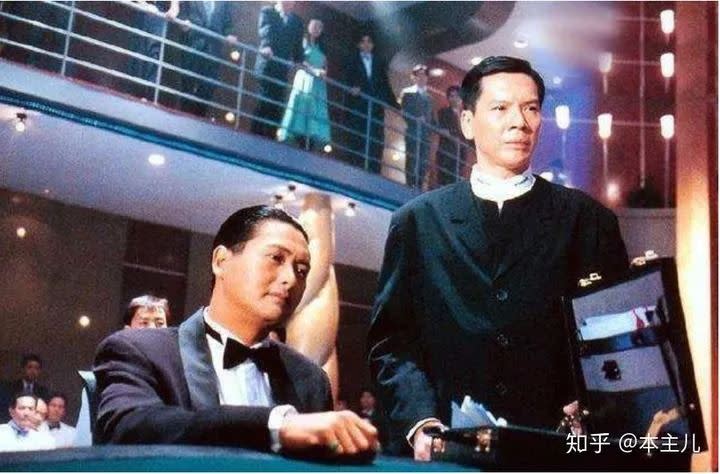 向華強昔日在賭神系列電影中飾演「龍五」，冷酷帥氣模樣深植人心。（圖／翻攝自微博）