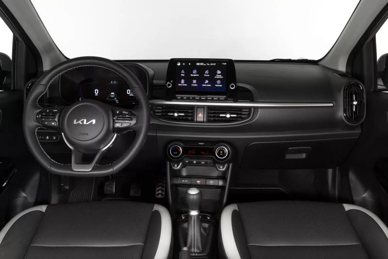 車內中央螢幕採用8吋的設計，並且有著無線更新功能，還有雙藍牙連結模式，讓用車生活更為便利。