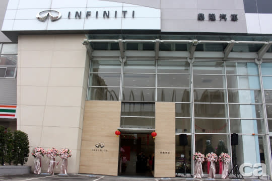 挑高的門面相當有氣勢，在加上講究的建材與設計，呼應Infiniti品牌形象。