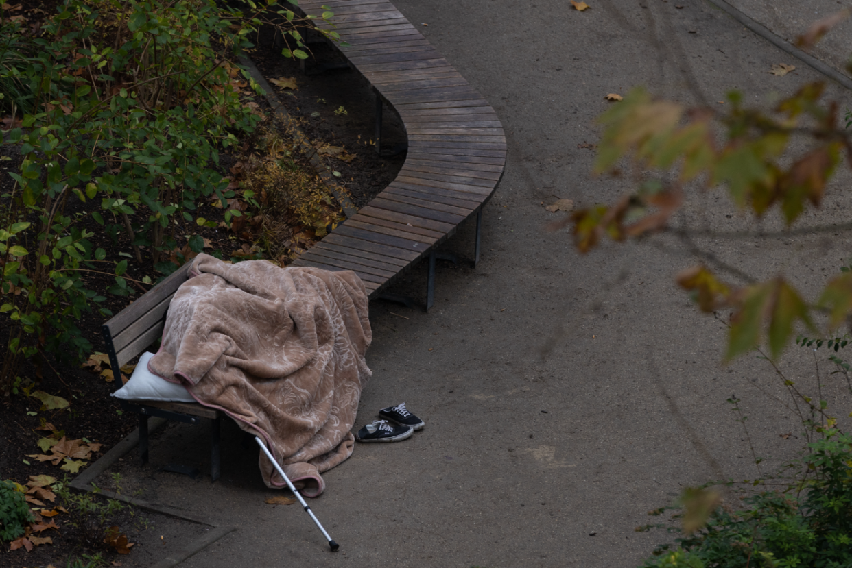 Un sans-abri dans un jardin de Paris (image d’illustration)