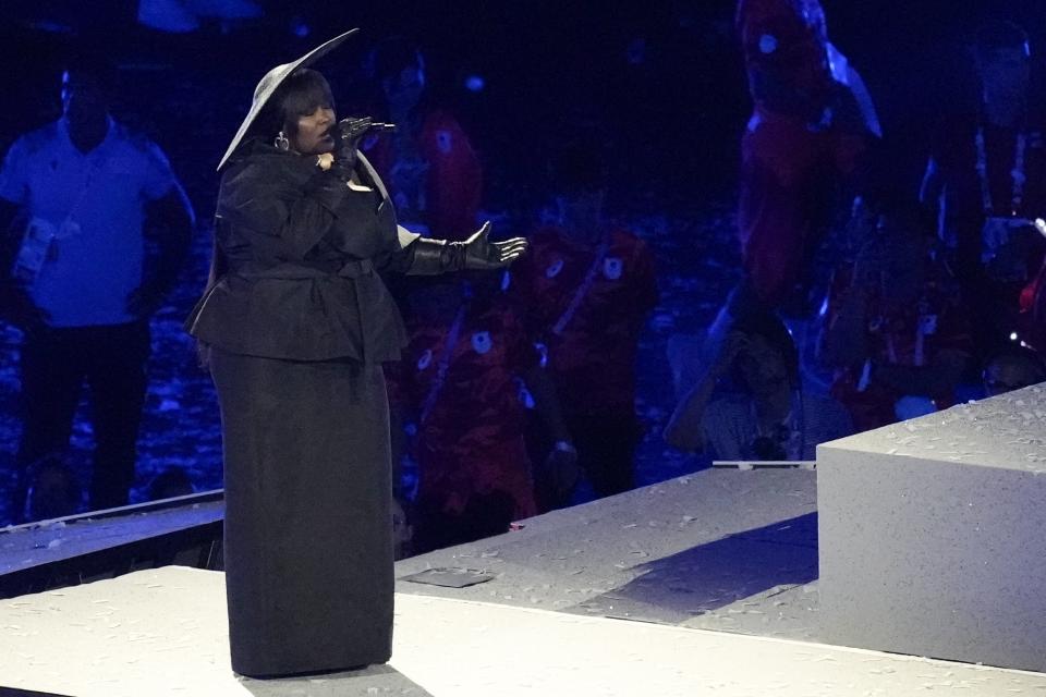 Yseult canta durante la ceremonia de clausura de los Juegos Olímpicos de Verano de 2024 en el Stade de France, el lunes 12 de agosto de 2024, en Saint-Denis, Francia. (Foto AP/Rebecca Blackwell)