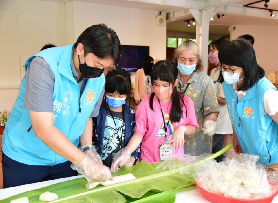 花蓮市長魏嘉賢與小朋友一起學習製作杜侖。(花蓮市公所提供)