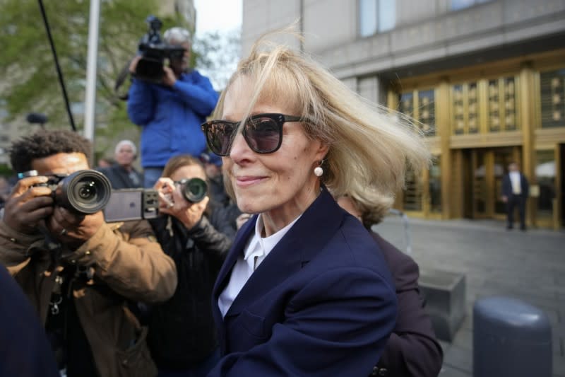 紐約知名專欄作家卡蘿ˋ4月26日在紐約法院出庭表示，川普1996年在紐約一家高級百貨公司試衣間對她下手性侵。（AP）
