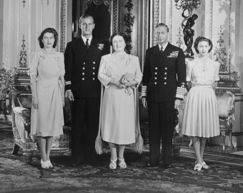 Then-Princess Elizabeth, Philip, then-Queen Elizabeth, King George VI and Princess Margaret Rose in the White Drawing Room of Buckingham Palace. (Photo: Bettmann via Getty Images)