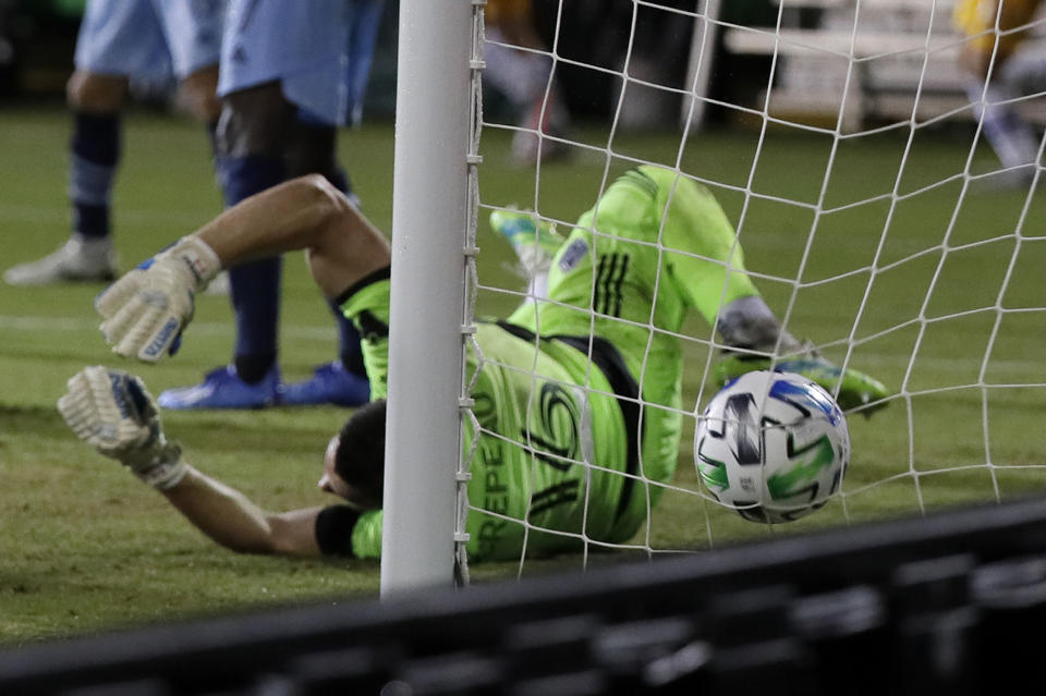 El arquero Maxime Crepeau de Vancouver no logra atajar el remate a gol de Andrés Ríos de San José durante la primera mitad del partido de la MLS en Kissimmee, Florida, el miércoles 15 de julio de 2020. (AP Foto/John Raoux)