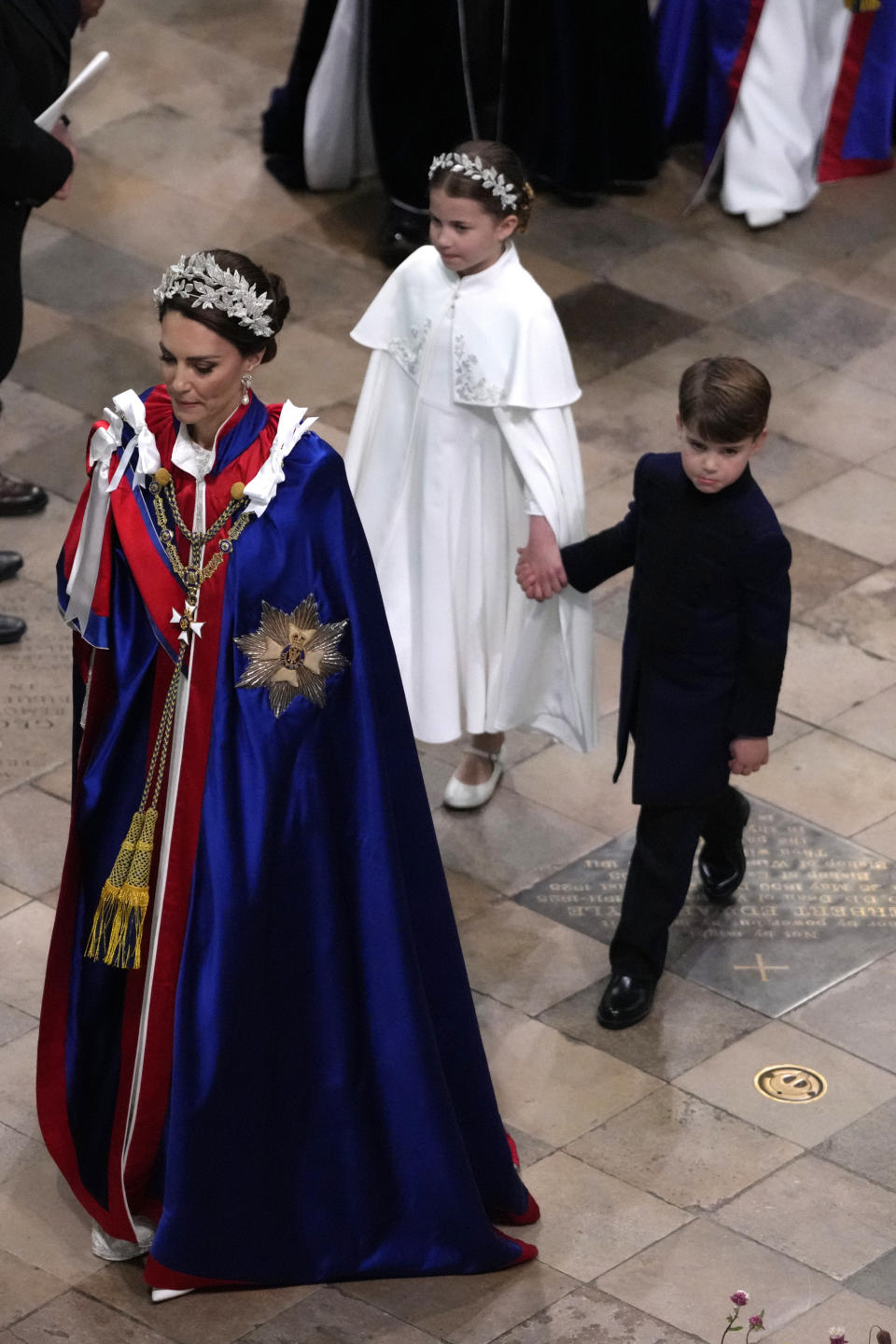 Catalina, la princesa de Gales, la princesa Carlota y el príncipe Luis caminan en la ceremonia de coronación del rey Carlos III de Gran Bretaña en la Abadía de Westminster en Londres el sábado 6 de mayo de 2023. (Foto AP/Kirsty Wigglesworth, Pool)