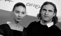 Si les fans du couple attendent toujours un éventuel mariage, un heureux événement leur a récemment donné de quoi patienter. Le 27 septembre dernier en effet, Joaquin Phoenix et Rooney Mara ont donné naissance à leur premier enfant, prénommé River en hommage au frère disparu de l’acteur. Là encore, point d’annonce officielle de la part du couple sur les réseaux sociaux - qu’il ne fréquente d’ailleurs pas. C’est le réalisateur russe Victor Kossakovsky, dont le long-métrage <em>Gunda </em>a été produit par le comédien, qui s’en est chargé lors d'une conférence de presse. Pour vivre heureux, vivons cachés, c’est bien connu… (©<em>TIZIANA FABI/AFP via Getty Images</em>)