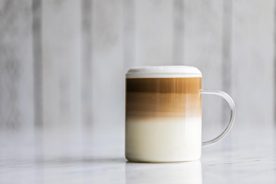 Latte Macchiato mit Milchschaum im Glas