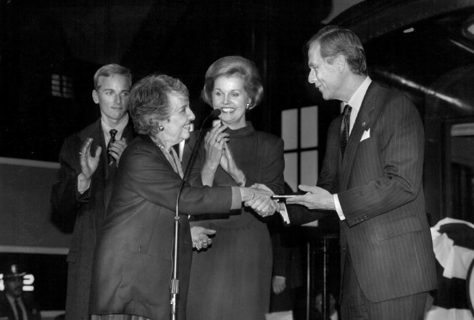 Sacramento Mayor Anne Rudin presents Republican Gov.-elect Pete Wilson with a key to the city during the two-hour reception at the California State Railroad Museum on Sunday, Jan. 6, 1991. With the pair are Wilson’s wife, Gayle, and Gayle Wilson’s younger son Phillip.