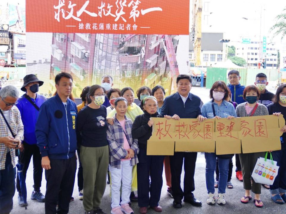 0403災民與傅崐萁同聲呼籲，救救家園、重建家園。（圖：傅崐萁服務處提供）