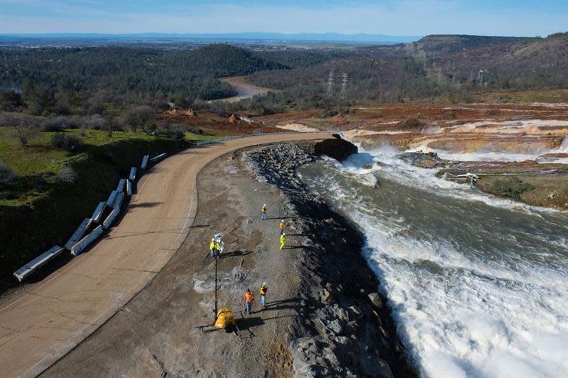 <p>Imagen facilitada hoy, 13 de febrero de 2017, por el Departamento de Recursos del Agua (DWR) de California que muestra una zona inundada como consecuencia de los daños estructurales en un aliviadero de la presa de Oroville, en California (EE.UU.), el 12 de febrero. EFE/Kelly M. Grow/California Departm SOLO USO EDITORIAL, PROHIBIDA SU VENTA </p>