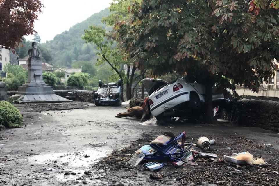 Des carcasses de voitures à Valleraugue dans le Gard ce dimanche. - Bernard FAVIER