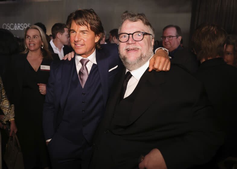 Tom Cruise, izquierda, y Guillermo del Toro en el almuerzo de nominados a la 95a entrega de Premios de la Academia el 13 de febrero de 2023, en el Hotel Beverly Hilton en Beverly Hills, California.