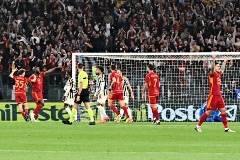 El delantero belga de la Roma Romelu Lukaku (segundo por la izquierda) celebra tras marcarle a la Juventus en partido de la Serie A, en el Estadio Olímpico de la capital italiana el 5 de mayo de 2024 (Andreas SOLARO)