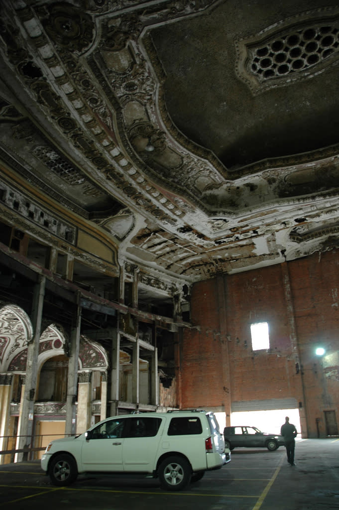 <b>Teatro de Michigan (Detroit, Michigan, EE.UU.)</b><br>Cuando el teatro de Michigan fue construido en 1926, Detroit era una metrópoli en crecimiento gracias (precisamente) al desarrollo de la industria automovilística. El teatro fue levantado en el mismo sitio donde Henry Ford construyó su primer coche. En 1976, después de varias décadas enfrentando problemas financieros, el teatro iba a ser demolido. Sin embargo, derrumbar la estructura implicaba la inestabilidad de los edificios adyacentes. En su lugar, los ingenieros decidieron conservar el histórico teatro y eliminaron el mezzanine y el balcón, acondicionando el espacio para un estacionamiento de tres niveles. Flickr/<a href="http://www.flickr.com/photos/wheatland/" rel="nofollow noopener" target="_blank" data-ylk="slk:T-dawg;elm:context_link;itc:0;sec:content-canvas" class="link ">T-dawg</a>/Creative.Commons