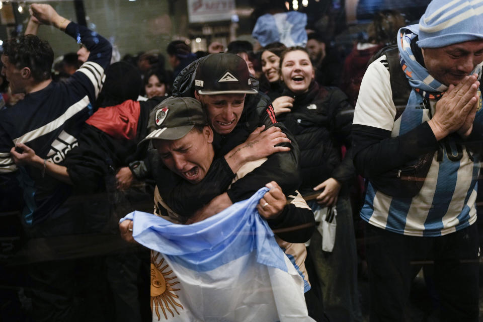 Aficionados al fútbol reaccionan tras la victoria de Argentina sobre Colombia en la final de la Copa América, en Buenos Aires, Argentina, en la madrugada del 15 de julio de 2024. (AP Foto/Rodrigo Abd)